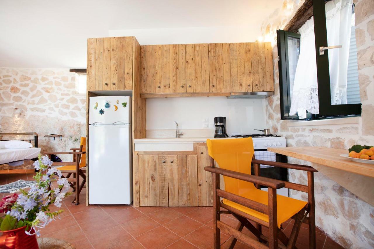 Anemos Guest House Korithion Exterior photo
